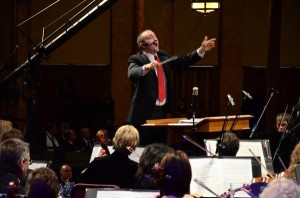 justin-lewis-dirigiendo-el-coro-y-orquesta-del-tabernaculo-mormon