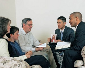 misioneros-mormones-enseñando-en-un-hogar