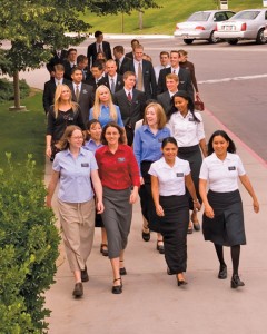 hombres-mujeres-misioneros-mormones