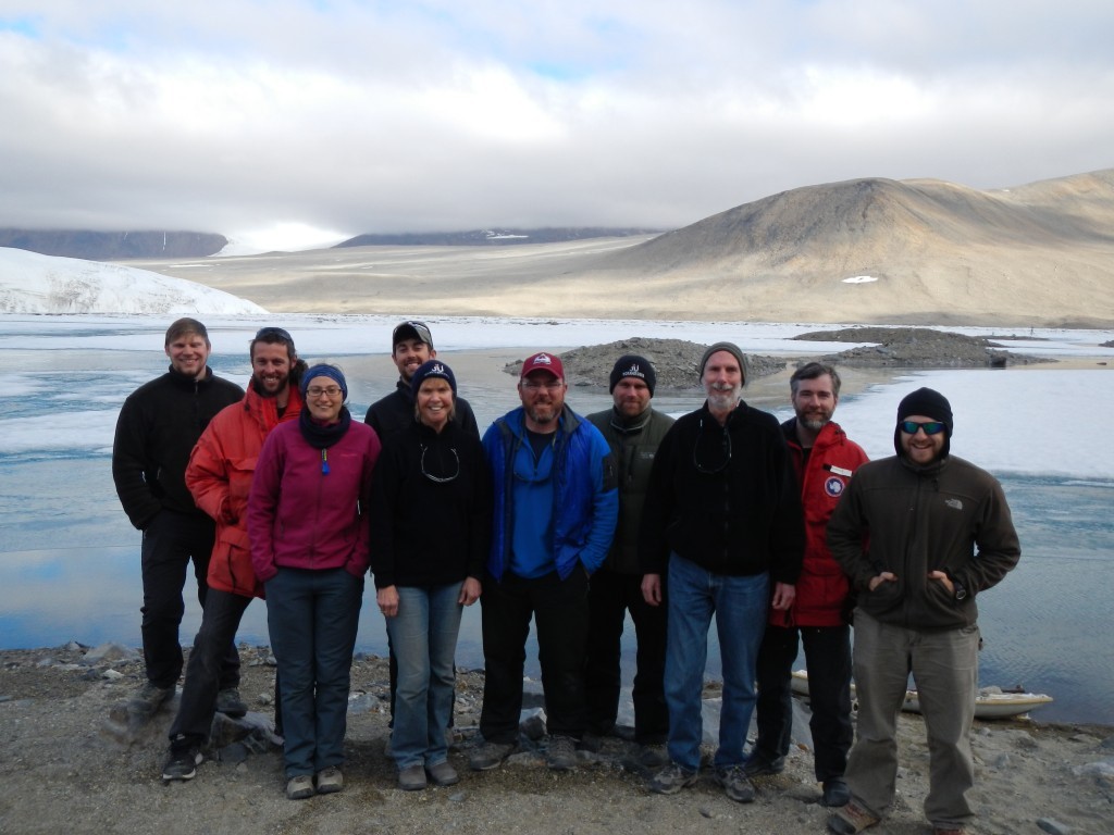Andrew Thompson, Matt Knox, Ruth Heindel, Adam Wlostowski, Diana Wall, Michael Gooseff, Byron Adams, Ross Virginia, Jeb Barrett y Eric Sokol. Imagen a través del Laboratorio de diversidad biológica del suelo y de los Ecosistemas.