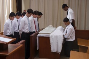 Bendiciendo-la-Santa-Cena2