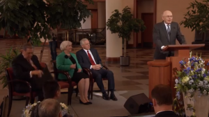 El élder Dallin H. Oaks se dirije a la prensa junto a los élderes Jeffrey R. Holland y D. Todd Christofferson, los tres del Quórum de los Doce Apóstoles, y la hermana Neill F. Marriott, de la Presidencia General de las Mujeres Jóvenes.