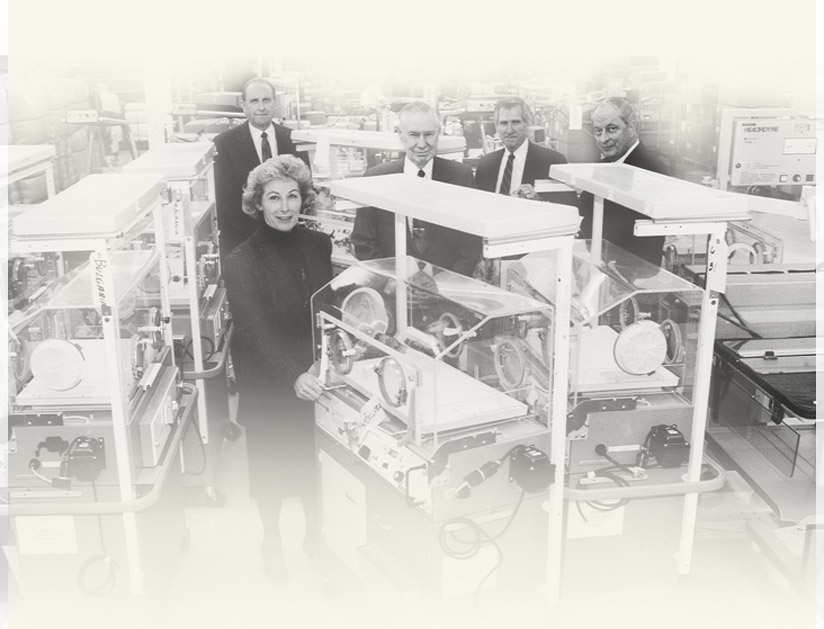 Robert D. Hales y otras Autoridades Generales participando en la ayuda humanitaria.