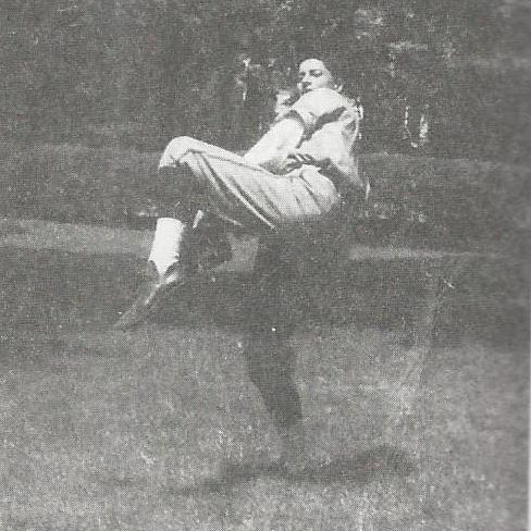 Robert D. Hales como lanzador en la escuela secundaria. Cortesía del libro “Return”