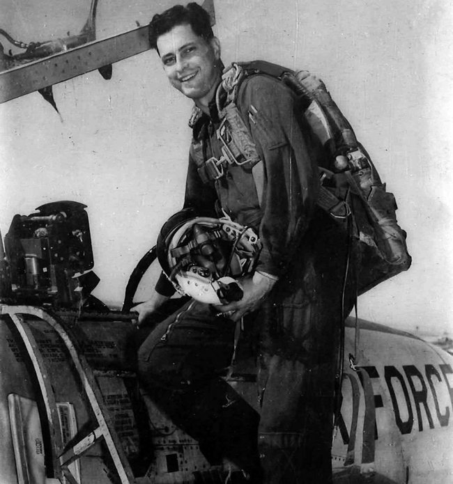 Robert D. Hales entrando a un avión Cockpit. Cortesía del Deseret News