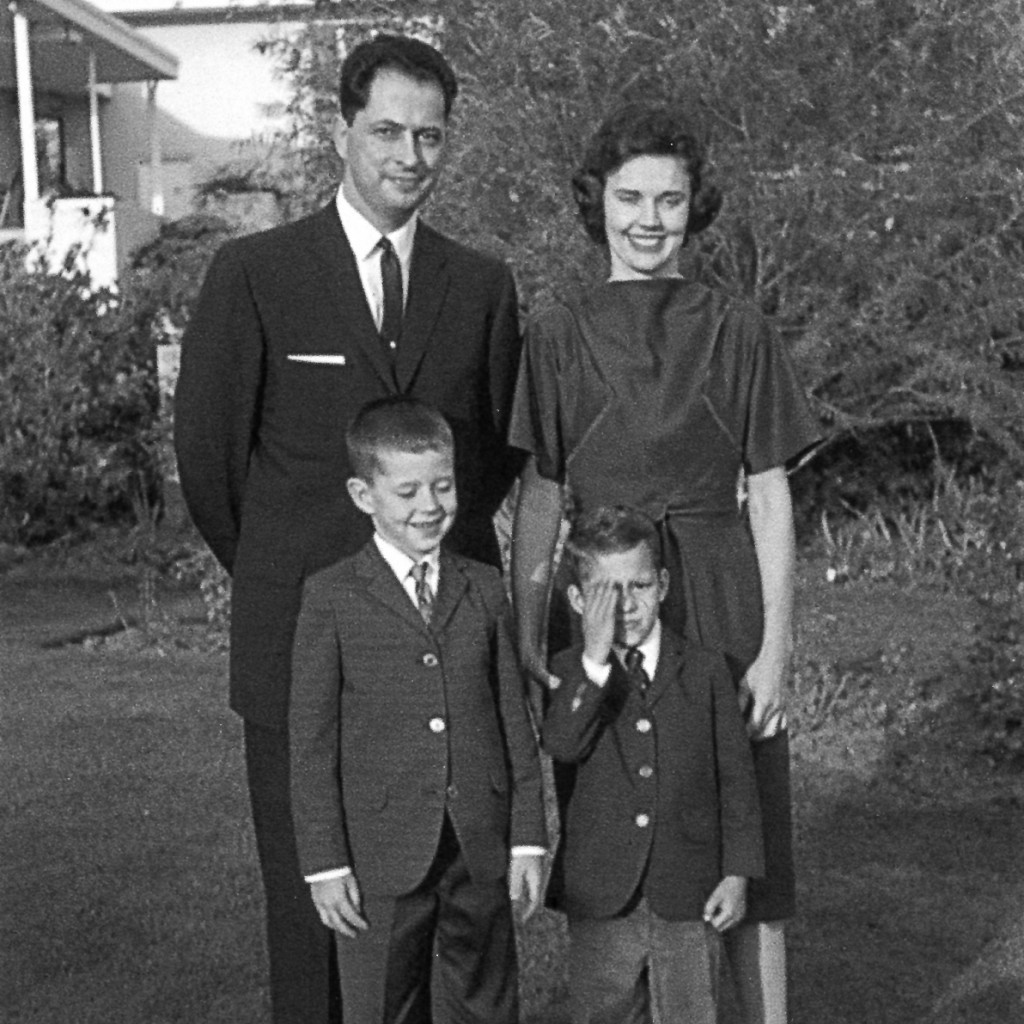 Robert D. Hales con su esposa y dos hijos. Cortesía de LDS Living.